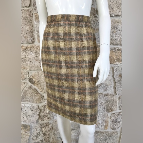 Beautiful Vintage Salvatore Ferragamo 80s 90s Plaid Wool Skirt Suit Gold Buttons - Picture 12 of 16
